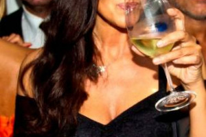 UNA DELLE ATTRICI PIU&rsquo; AFFASCINANTI E AMATE DEL MONDO BEVE FRIULANO: MONICA BELLUCCI (E TANTE ALTRE STAR DEL CINEMA) SUL &ldquo;RED CARPET TERRACE&rdquo; DI VENEZIA BRINDA CON I GRANDI BIANCHI FRIULANI