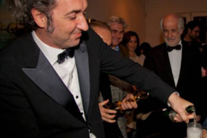 ANCHE IL BRINDISI PER LA CELEBRAZIONE DELLA VITTORIA DELL&rsquo;OSCAR PARLA ITALIANO: PER FESTEGGIARE LA PREMIAZIONE COME &ldquo;MIGLIOR FILM STRANIERO&rdquo;, PAOLO SORRENTINO E TONY SERVILLO HANNO STAPPATO UNA MAGNUM DI FRANCIACORTA GRIFFATA BERLUCCHI