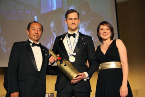Il miglior sommelier d&rsquo;Europa e d&rsquo;Africa &egrave; Raimonds Tomsons, trentasettenne lettone, chef sommelier del Vincents a Riga. Al concorso, nei giorni scorsi a Vienna, ha sbaragliato 36 concorrenti, di cui 3, per la prima volta, provenienti dall&rsquo;Africa
