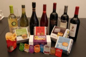 UN BIG MAC ED UN BICCHIERE DI VINO: UN CONNUBIO POSSIBILE? SECONDO LA REDAZIONE DI SNOOTH.COM, CHE HA PROVATO NUMEROSI ABBINAMENTI, DECISAMENTE SI&rsquo; ...