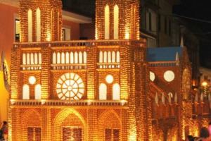 Ci sono voluti 100.000 pasticcini per realizzare il dolce-monumento da guinness in onore di Papa Francesco. È successo a Orentano (Pisa). Il monumentale bignè raffigurava la cattedrale di Cordoba in Argentina dove Bergoglio è stato ordinato sacerdote