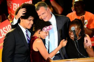 NEW YORK HA UN NUOVO SINDACO, BILL DE BLASIO, IL QUARTO ITALOAMERICANO DELLA SUA STORIA. E IL MONDO DEL WINE & FOOD TRICOLORE NE CELEBRA LE RADICI, CONSAPEVOLE DI QUANTO LA “GRANDE MELA” SIA FONDAMENTALE PER L’ENOGASTRONOMIA DEL BELPAESE