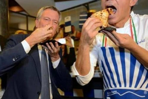 Non è ancora patrimonio Unesco, ma la pizza napoletana patrimonio dell’umanità lo è già, da Napoli a New York, dove ad inaugurare uno dei due locali aperti da Gino Sorbillo è arrivato il suo fan numero uno, il sindaco Bill De Blasio