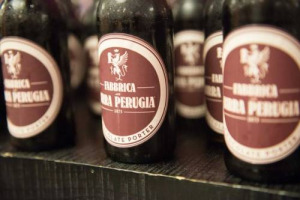 LA FABBRICA DELLA BIRRA PERUGIA, DOPO AVER FATTO RISORGERE UN BRAND CHE ESISTE IN CITTÀ DAL 1875, ADESSO SCOPRE IL MONDO DEL VINO E DELLA CERAMICA, CON LA “BARELY WINE”, BIRRA AFFINATA NELLE BOTTI DI LUNGAROTTI E VENDUTA NELLA CERAMICA DI DERUTA