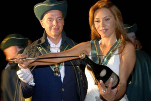 LA NOTA ATTRICE BRASILIANA LINDA BATISTA CAVALIERE DELLA SCIABOLA D’ORO. L’INTRONIZZAZIONE NEL RELAIS DUCA DI DOLLE DELLA FAMIGLIA BISOL ... TUTTI I PARTICOLARI DEL RITO ANTICO