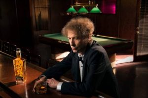 Voce di una generazione e primo rocker a ricevere il Nobel alla Letteratura, dopo una parentesi nel vino italiano, Bob Dylan diventa produttore di whisky con il brand “Heaven’s Door Spirits”