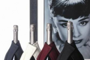 VINO & MODA - SFILANO LE BOTTIGLIE VESTITE CON CAPPOTTINI, ETICHETTE E PORTABOTTIGLIE IN PELLE GRIFFATI 6267. UN’IDEA DELLA CANTINA MAJOLINI, UNA DELLE PIÚ FAMOSE DELLA FRANCIACORTA