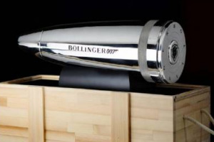 AGENTE 007, LINCENZA DI BERE CHAMPAGNE ... RIGOROSAMENTE BOLLINGER! DA 35 ANNI LE BOLLICINE DELLA FAMOSA MAISON DI AY ACCOMPAGNANO LE GESTA DELL’AGENTE SEGRETO. E PER FESTEGGIARE IL PROSSIMO FILM, BOLLINGER REALIZZA UNA SPECIALE CONFEZIONE A TEMA ...