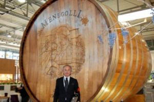 SI CHIAMA &ldquo;LA SUPERBA&rdquo; &Egrave; FATTA DI 5.000 CHILI DI ROVERE E CONTIENE 425 ETTOLITRI DI VINO. &Egrave; LA BOTTE PI&Ugrave; GRANDE AL MONDO DELL&rsquo;AZIENDA MENEGOLLI. ECCO IL NEW GUINNES WORLD RECORD AL GUSTO WINE & FOOD MADE IN ITALY. LA PREMIAZIONE IL 18 MAGGIO A VERONA