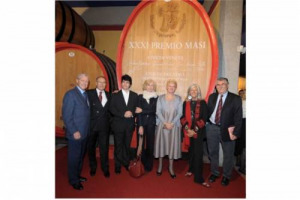 ANCHE L&rsquo;&ldquo;INSTITUTE OF MASTERS OF WINE&rdquo; LASCIA &ldquo;IL SEGNO&rdquo; NELLA STORICA BOTTE DI AMARONE ALLE CANTINE MASI, INSIEME A PERSONALIT&Agrave; COME KUKI GALLMANN E GIAN ANTONIO STELLA, NELLA TRADIZIONALE FIRMA RISERVATA AI VINCITORI DEL &ldquo;PREMIO MASI&rdquo;
