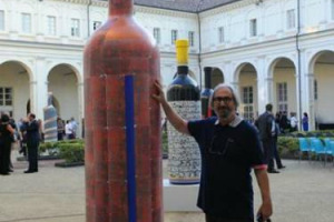 VINO & ARTE: AD ASTI, DA UN&rsquo;IDEA DELL&rsquo;ASSOCIAZIONE &rdquo;CREATIVE&rdquo; E DEI MECENATI LOCALI DEL VINO, 12 ARTISTI LEGATI AL TERRITORIO REINVENTANO 12 BOTTIGLIE DI 2 METRI E MEZZO, TRASFORMANDOLE IN PEZZI UNICI, IN MOSTRA DA OGGI AL 24 SETTEMBRE