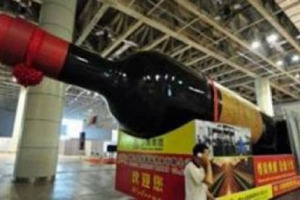 IL VINO SI TROVA IN MILLE FORMATI, ED OGNI BOTTIGLIA HA UN PROPRIO NOME, MA PER QUELLA CHE L&rsquo;AZIENDA CINESE JINDING HA PORTATO ALL&rsquo;ULTIMO &ldquo;YANTAI INTERNATIONAL WINE EXPO&rdquo; UN NOME ANCORA NON C&rsquo;&Egrave;: 3 METRI DI ALTEZZA PER 3 TONNELLATE DI PESO, DA RECORD