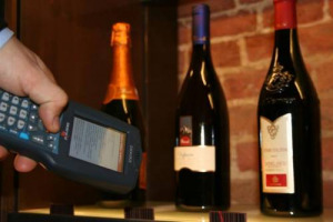 E’ ARRIVATA LA BOTTIGLIA CHE PARLA. LA NOVITÀ PRESENTATA DA FLECTA, AZIENDA SPIN-OFF DELL’UNIVERSITÀ DI SIENA. GRAZIE ALL’INTERAZIONE TRA UN MICROCHIP ED UN PALMARE LA BOTTIGLIA “RACCONTA” LE INFORMAZIONI SUL VINO CHE CONTIENE E NON SOLO