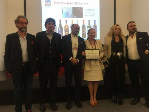 Un moneto della premiazione di “Bottiglie Aperte”