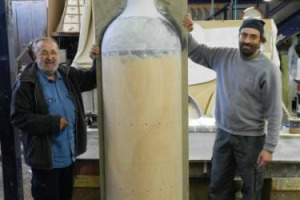 QUANDO UN OGGETTO D&rsquo;USO COMUNE DIVENTA UN&rsquo;OPERA D&rsquo;ARTE: COME LE BOTTIGLIE DI VINO, UN CULT DEL GENERE, CHE DA ASTI IN VERSIONE GIGANTE (2,50 METRI) FIRMATE DA ARTISTI & VIGNERONS, DIVENTANO AMBASCIATRICI DEL TERRITORIO E VANNO IN TOUR NEL BELPAESE