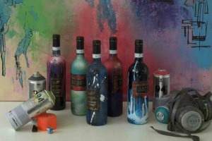 IL VINO, SPESSO PROTAGONISTA DI SODALIZI ARTISTICI DI ALTO LIGNAGGIO, ESPLORA &ldquo;L&rsquo;ARTE DELLA STRADA&rdquo;. &Egrave; LO STREET ARTIST ALBESE &ldquo;ZEBO&rdquo; A VESTIRE LE BOTTIGLIE MESSE A DISPOSIZIONE DALLA CANTINA PIEMONTESE GIGI ROSSO, NEL PROGETTO &ldquo;STREET ART & WINE&rdquo;