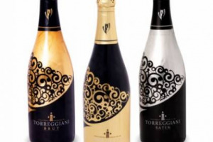 VINO & NUOVE FRONTIERE ECO-FRIENDLY - NON SOLO VETRO E TAPPO IN SUGHERO, ORA ANCHE L&rsquo;ETICHETTA DICE ADDIO ALLA COLLA, DIVENTA 100% RICICLABILE, E ANCHE IN GRADO DI PROTEGGERE IL VINO DAL SOLE: E&rsquo; L&rsquo;IDEA CHE VESTE IL FRANCIACORTA DI TORREGIANI VINI