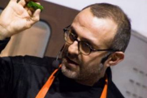 UN TENDONE DA CIRCO, NELLA CITTÀ DI FELLINI, RIMINI. SOTTO, NIENTE CLOWN NÉ TRAPEZISTI, MA “AL MENI”, KERMESSE CON I MIGLIORI GIOVANI CHEF DEL MONDO, RADUNATI DAL N. 1 DEI CUOCHI ITALIANI, MASSIMO BOTTURA, DI SCENA IL 21 E 22 GIUGNO