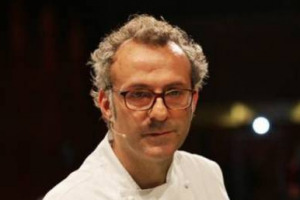 “Non ci si improvvisa grandi cuochi, ma i grandi cuochi improvvisano. La creatività è l’inciampo felice”. Ecco la sintesi del “Manifesto del cuoco contemporaneo” sciorinato, ad Identità Golose, dal n. 1 dei grandi chef italiani, Massimo Bottura