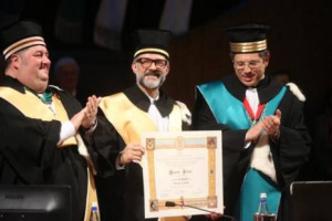 “L’Osteria Francescana è una bottega rinascimentale in cui si fanno cultura e formazione. Restituendo ciò che ci viene dato, promuovendo agricoltori e turismo, dando speranza ai bisognosi, accogliendo giovani”. Così lo chef laureato Massimo Bottura