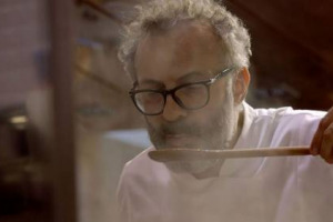 “Theater of life”, Massimo Bottura sbarca su Netflix. Il film dedicato al progetto “Food for Soul”, che esporta nel mondo le mense per poveri, fatte di pietanze stellate nate dagli scarti dei mercati, diretto da Peter Svatek sarà visibile in 54 Paesi
