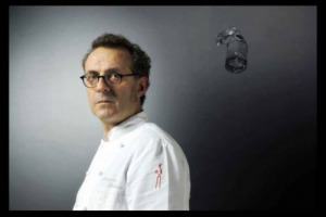 Tutti vogliono la sinergia enogastronomia-arte. Ma se il cibo prende, “pro tempore”, il posto delle opere d’arte, si grida allo scandalo. Anche con lo chef n. 1 d’Italia, Massimo Bottura, “regista” del PalaTipico, nella Palazzina Vigarani di Modena