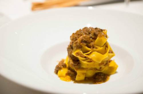 Le tagliatelle al ragù firmate da Massimo Bottura