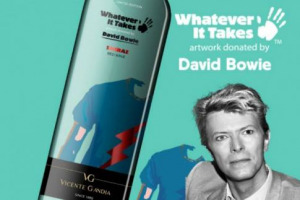 La &ldquo;Bowie mania&rdquo; colpisce anche il mondo del vino. Dopo la scomparsa del cantante, i fan sono alla ricerca della bottiglia con la foto di Bowie in etichetta, prodotta dalla spagnola Vicente Gandia nel 2014 per un grande progetto di beneficenza