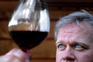 NON SOLO &ldquo;STAR SYSTEM&rdquo;, ORA FARE VINO &Egrave; ROBA DA NOBEL. TRA I FILARI, OLTRE A CANTANTI ED ATTORI, C&rsquo;&Egrave; ANCHE L&rsquo;ASTROFISICO AMERICANO BRIAN SCHMIDT, PREMIATO NEL 2011 PER IL SUO STUDIO SULL&rsquo;ESPANSIONE DELL&rsquo;UNIVERSO