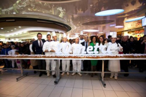 TRA I RECORD DEL MONDO WINE & FOOD, ORA C’È ANCHE LA BRIOCHE DA “GUINNESS DEI PRIMATI”: SFORNATA DALLA PASTICCERIA “DE VIVO” DI POMPEI, È LUNGA 20 METRI, PESA 140 KG E DALLA SUA “STAZZA” SONO STATE RICAVATE 1.600 FETTE PER LA GIOIA DEI GOLOSI