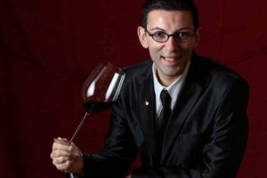GENNARO BUONO, DA BATTIPAGLIA A SIENA, PASSANDO PER IL MONDO, DEGUSTANTO E SELEZIONANDO VINI IN RISTORANTI DI ALTO LIVELLO. FINO A DIVENTARE &ldquo;MIGLIOR SOMMELIER E DEGUSTATORE D&rsquo;ITALIA 2012&rdquo; PER L&rsquo;ASPI (ASSOCIAZIONE SOMMELLERIE PROFESSIONALE ITALIANA)