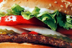 DOPO STARBUCKS ANCHE BURGER KING APRE A BIRRA E VINO. PARTE DAGLI STATI UNITI LA SPERIMENTAZIONE CHE PROMETTE DI RIVOLUZIONARE LE ABITUDINI DEI CONSUMATORI, OFFRENDO NUOVE OPPORTUNITA’ A CHI IL VINO LO PRODUCE …