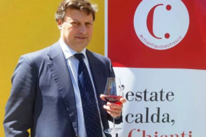 L&rsquo;arrivo dell&rsquo;estate affossa i consumi di vino rosso. Ma c&rsquo;&egrave; un modo per goderseli anche nei mesi pi&ugrave; caldi: basta servirli alla giusta temperatura, come racconta la campagna del Consorzio del Chianti #chiantigustalofresco, da maggio in gdo
