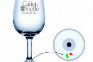 ARRIVA IL CALICE &ldquo;TRICOLORE&rdquo; DEI 150 ANNI DI UNITA&rsquo; D&rsquo;ITALIA: GRIFFATO &ldquo;CALICI DI STELLE&rdquo;, GLI ENO-APPASSIONATI LO TROVERANNO IL 10 AGOSTO NELLE PIAZZE DELLE CITTA&rsquo; DEL VINO E NELLE CANTINE DEL MOVIMENTO TURISMO DEL VINO. ECCO TUTTI GLI APPUNTAMENTI