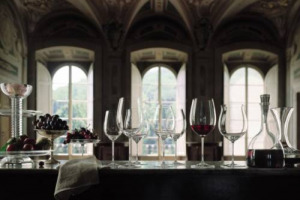 PER BERE UN BUON VINO CI VUOLE UN BUON CALICE: NON SEMPLICE RECIPIENTE, MA STRUMENTO NECESSARIO PER ESALTARE UN VINO. UN NUOVO TREND ALL&rsquo;UNIVERSIT&Agrave; DI MILANO: NASCE IL CORSO &ldquo;COMUNICAZIONE E LINGUAGGIO DEL VINO&rdquo;, CON I CELEBRI CALICI RIEDEL