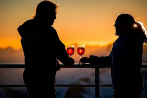 PER I PI&Ugrave; ARDIMENTOSI CI SONO VETTE E TORRI DA SCALARE, O ADDIRITTURA BRINDISI IN MONGOLFIERA. MA NON MANCANO SERATE IN RIVA AL MARE, CON GLI OCCHI ALLA VOLTA CELESTE: SI AVVICINA &ldquo;CALICI DI STELLE&rdquo;, CLASSICO DELL&rsquo;ESTATE ENOICA CAPACE DI RINNOVARSI