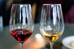 Tra vendemmia scarsa e cantine da svuotare per far spazio ai nuovi prodotti, la situazione dei prezzi fotografata da Ismea nell&rsquo;analisi WineNews: crescono i vini comuni, e denominazioni top, Brunello di Montalcino tra rossi e Gavi tra bianchi