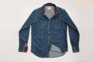 Dopo il successo degli occhiali da sole realizzati con le botti di vino (insieme a Woodzee) un anno fa, la Robert Mondavi Winery punta ancora sulla moda, questa volta al fianco della Crawford Denim, per creare una camicia di jeans tinta con il vino