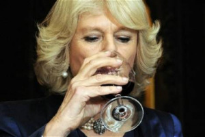 DA IMPORTATORE, IL REGNO UNITO SI SCOPRE PRODUTTORE, SPECIE DI BOLLICINE, E LA DUCHESSA DI CORNOVAGLIA, CAMILLA, SECONDA MOGLIE DEL PRINCIPE CARLO, SPRONA I PRODUTTORI A TROVARE UN NUOVO NOME PER I LORO SPUMANTI, &ldquo;CHE SIA PROFONDO E MEMORABILE&rdquo; ...