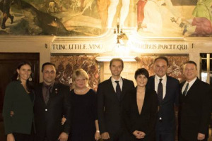 Una cena stellata per un tavolo &ldquo;stellare&rdquo;: l&rsquo;astronauta italiana Samantha Cristoforetti ed i colleghi di missione, il russo Anton Skhaplerov e l&rsquo;americano Terry Virts, a Villa Margon, con la cucina di Alfio Ghezzi, chef stellato di casa Ferrari