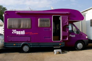 SE A DIFENDERE IL VIGNETO ITALIA CI PENSA UN AMERICANO... SI CHIAMA MICHAEL LOOS, E CON UN&rsquo;IDEA, &ldquo;20 MONDI&rdquo;, ED UN CAMPER COLOR BAROLO, ATTRAVERSERA&rsquo; LA PENISOLA PER RISCOPRIRE, FAR CONOSCERE E SALVAGUARDARE I 600 VITIGNI AUTOCTONI D&rsquo;ITALIA