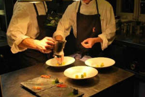 Bussola per milioni di viaggiatori in tutto il mondo, anche TripAdvisor ha la sua chart dei migliori “Ristoranti Raffinati preferiti dai viaggiatori”: una top 25 comandata da Spagna e Francia, con 6 locali in classifica, mentre l’Italia si ferma a 1