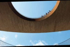 7 ANNI DI LAVORI ED UN INVESTIMENTO IMPORTANTE IN TEMPI DI CRISI: LA &ldquo;CANTINA DEL CHIANTI CLASSICO&rdquo; (CANTINA, UFFICI, RISTORANTE, AUDITORIUM, MUSEO) &Egrave; PRONTA ALLA PREVIEW (IL 24 OTTOBRE), DEL NUOVO QUARTIER GENERALE DI MARCHESI ANTINORI