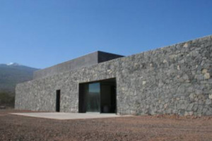 I GRANDI DI SICILIA SCOMMETTONO (ED INVESTONO) SULL&rsquo;ETNA, ORMAI TRA I TERROIR PIU&rsquo; RAPPRESENTATIVI DELL&rsquo;ITALIA ENOICA, ANCHE PLANETA, CHE DOPO TRE ANNI DI LAVORI E&rsquo; PRONTA A VINIFICARE LE UVE DELLA VENDEMMIA 2012 NELLA NUOVA CANTINA DI FEUDO DI MEZZO