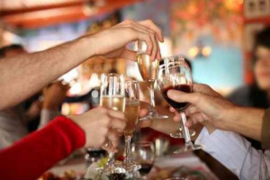 GIÀ SI PENSA A CAPODANNO. ANCHE SE SOLO 4 MILIONI DI ITALIANI LO PASSERANNO FUORI (-11% SUL 2012) SARÀ “UNCONVENTIONAL THINKING”: FAI-DA-TE E CON L’HOUSE SHARING E POI A DIVERTIRSI AL RISTORANTE (74,3%, 85 EURO A PERSONA). COSÌ SANPELLEGRINO E FIPE