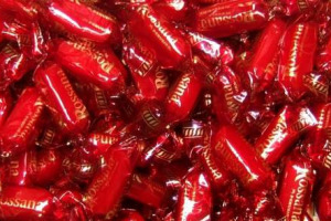 La caramella “Rossana” (tra le icone enogastronomiche italiane per la Treccani) cambia casa: la multinazionale svizzera Nestlè la cede all’industria dolciaria piemontese Fida, che continuerà a produrla nello stabilimento di Castagnole Lanze (Asti)