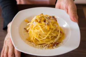 La cucina italiana è tra le più amate e diffuse nel mondo, ma 3 italiani su 4, quando mangiano made in Italy all’estero, restano delusi, con tante ricette tradizionali “sfregiate”: a dirlo la Coldiretti, nel “Carbonara day”