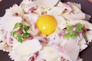 La Francia si scusa per il “carbonara gate”. Il video tutorial proposto dai cugini transalpini della tipica ricetta italiana ha suscitato disgusto e indignazione tra gli italiani sui social network. E i media francesi prendono le nostre parti