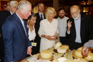 Carlo & Carlin: “dal Principe grande sensibilità per le piccole produzioni agricole e artigianali”, dice il fondatore di Slow Food Petrini, mentre il reale d’Inghilterra assaggia i Presìdi dei territori terremotati, e vuole portarli a Londra