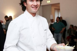 PROTAGONISTA IN TV CON “MASTERCHEF” E, PRESTO, CON L’EDIZIONE ITALIANA DI “HELL’S KITCHEN”, AUTORE DI UN BEST SELLER CHE HA SBANCATO IN LIBRERIA, CARLO CRACCO È ANCHE RE DEL WEB, CON 2.000 POST AL MESE SUI SOCIAL DEDICATI A LUI ED AI SUOI PIATTI